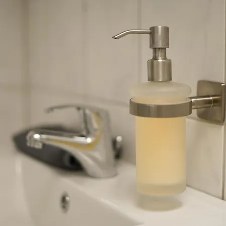 Moeblierte 3-zimmer-wohnung Nahe Duesseldorf In Duisburg-sued 아파트 뒤스부르크