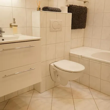 Moeblierte 3-zimmer-wohnung Nahe Duesseldorf In Duisburg-sued 아파트 뒤스부르크